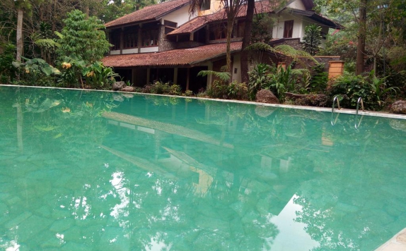 Swimming pool di Imah Seniman Lembang