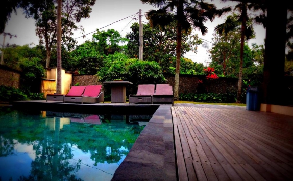 Swimming Pool di Indira Cottage