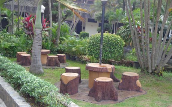 Taman di Insumo Palace Hotel and Resort Kediri