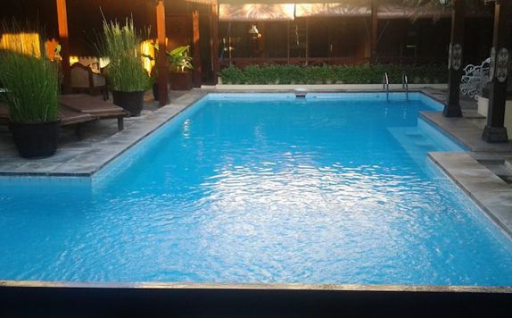 Swimming Pool di Istana Batik Ratna