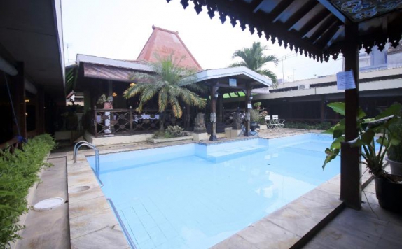Swimming Pool di Istana Batik Ratna