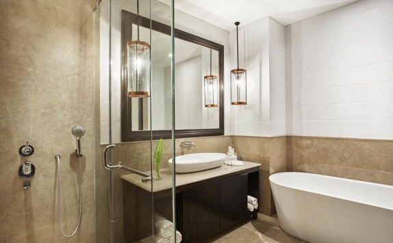 Tampilan Bathroom Hotel di Jambuluwuk Oceano Seminyak