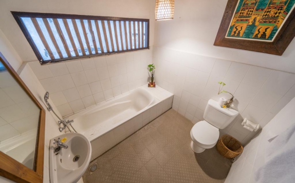 Tampilan Bathroom Hotel di Jati Home Stay
