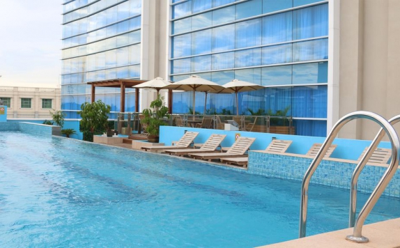 Swimming pool di Java Palace Hotel Cikarang