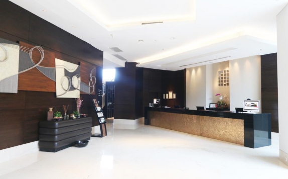 Receptionist di Java Paragon Hotel & Residence