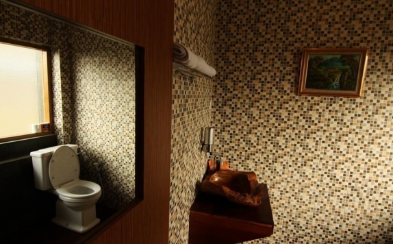 Bathroom di Javaretro Hotel Bandung
