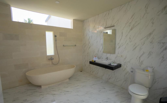 Tampilan Bathroom Hotel di Juada Garden Legian