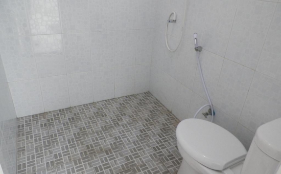 Tampilan Bathroom Hotel di Just Inn Semarang