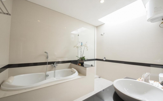 Tampilan Bathroom Hotel di Kadiga Villas Ubud