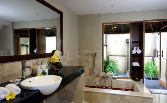 Tampilan Bathroom Hotel di Kamandalu Resort