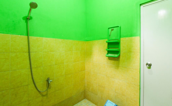 Tampilan Bathroom Hotel di Kampung Osing Inn