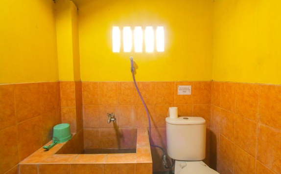 Tampilan Bathroom Hotel di Kampung Osing Inn