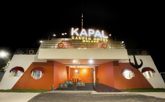 Depan hotel di Kapal Garden Hotel