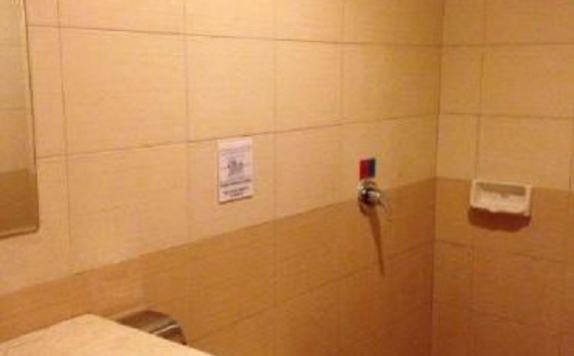 bathroom di Kaputra Hotel