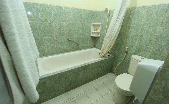 Bathroom di Karang Setra Hotel Spa & Cottages