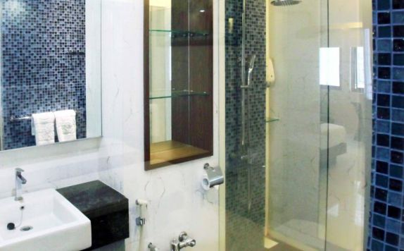 bathroom di Kenari Asri Hotel