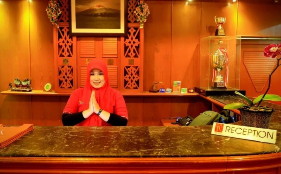 receptionist di Kharisma Mega Asia Sentosa Hotel