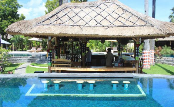 bar tepi kolam di Kinaara Resort & Spa