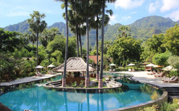 swimming pool di Kinaara Resort & Spa