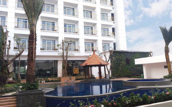 swimming pool di KJ Hotel Yogyakarta