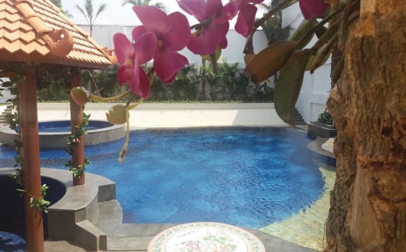 swimming pool di KJ Hotel Yogyakarta