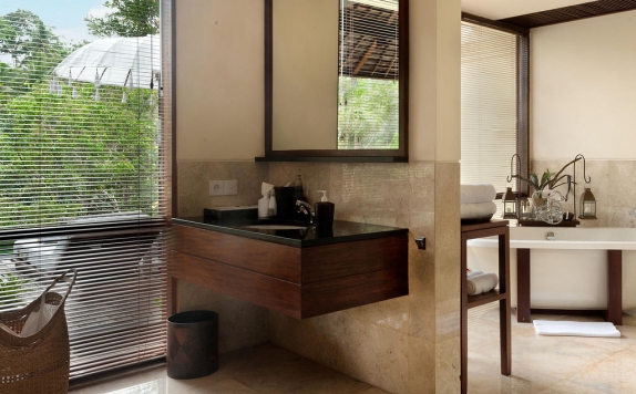 Tampilan Bathroom Hotel di Komaneka at Bisma
