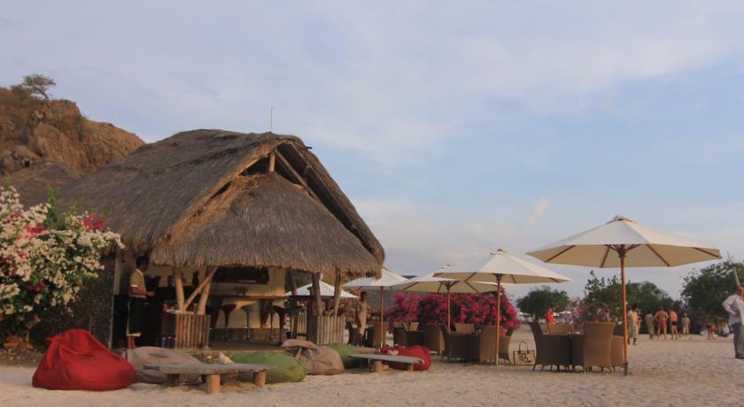 Tampilan Luar Hotel di Komodo Resort Sebayur