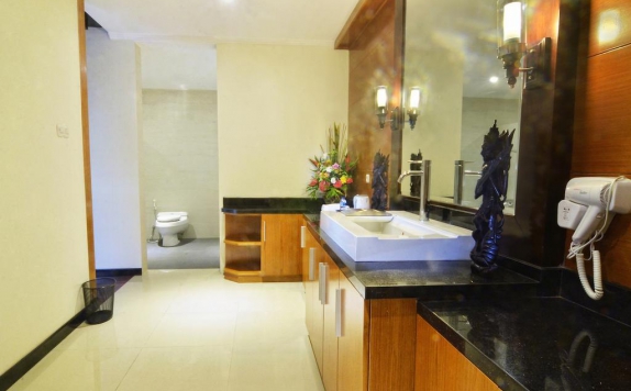 Bathroom di Kori Maharani Villas