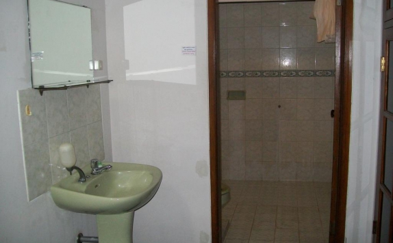 Bathroom di Krowi Inn Surabaya