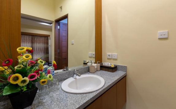 Tampilan Bathroom Hotel di Kubu Petitenget Suite