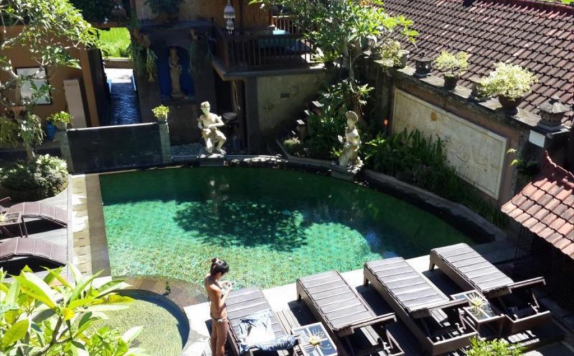 View Swimming pool di Kunang Kunang Guest House
