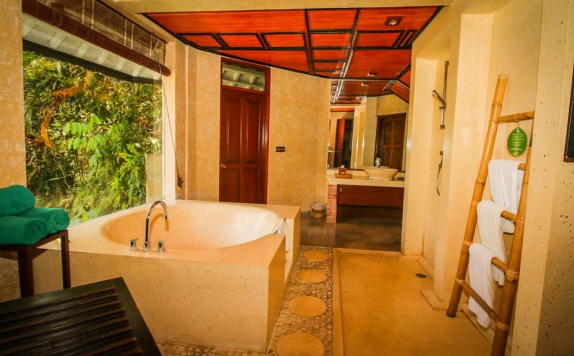 Tampilan Bathroom Hotel di Kupu Kupu Barong Villas and Tree Spa