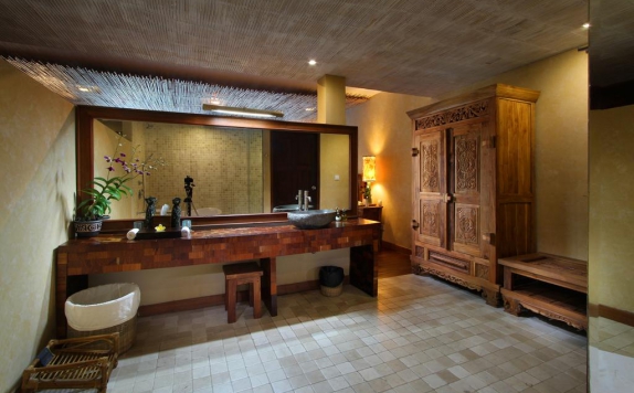 Tampilan Bathroom Hotel di Kupu Kupu Barong Villas and Tree Spa