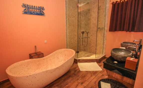 Tampilan Bathroom Hotel di Kupu Kupu Jimbaran