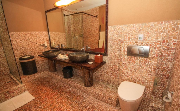 Tampilan Bathroom Hotel di Kupu Kupu Jimbaran