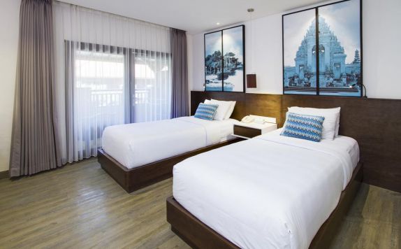 guest room twin bed di Kuta Beach Club