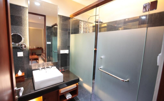 Tampilan Bathroom Hotel di Kuta Seaview