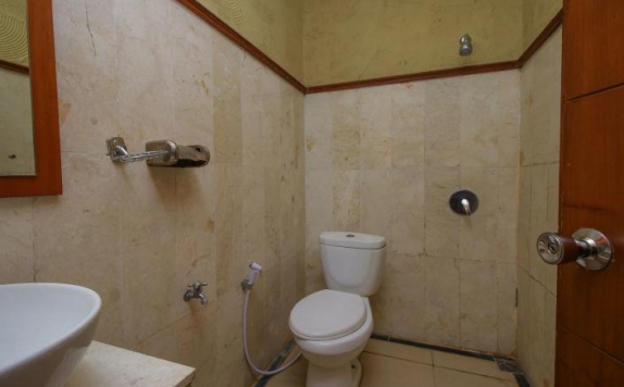 bathroom di Kyriad Desa Gumati
