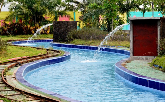 Swimming Pool di Kyriad Grand Master Hotel Purwodadi