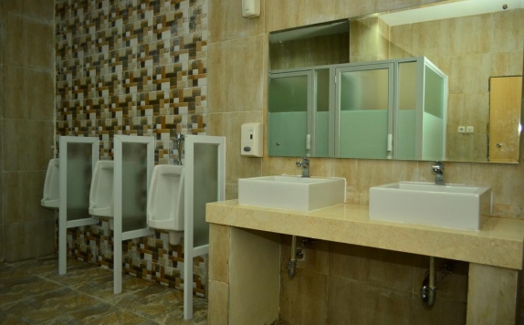 Tampilan Bathroom Hotel di Kyriad Grand Master Hotel Purwodadi