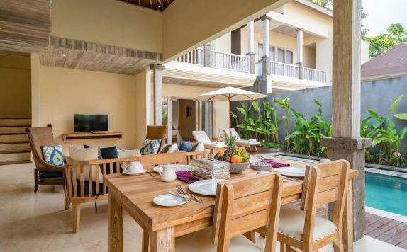 ruang makan di La Berceuse Resort and Villa