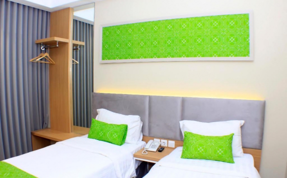 guest room twin bed di Laksana Inn Hotel