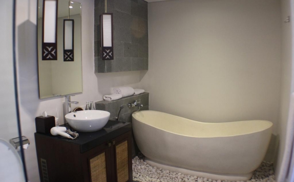 Tampilan Bathroom Hotel di La Leela Jimbaran