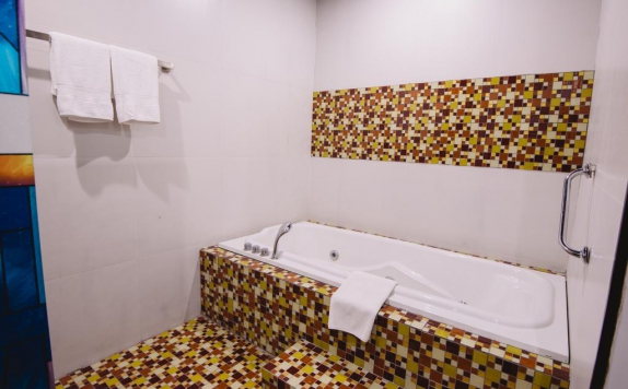Tampilan Bathroom Hotel di L Amore Seminyak