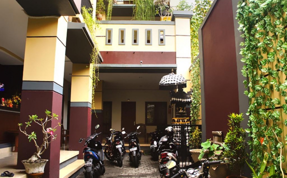 Fasilitas Parkir Hotel di La Mulya Guest House