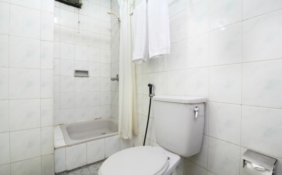 Bathroom di Lautze Indah Hotel