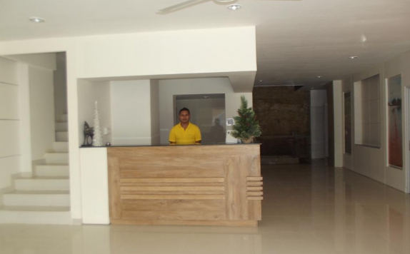 receptionist di L Bajo Hotel