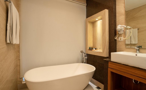 Tampilan Bathroom Hotel di Le Eminence Puncak Hotel Convention & Resort