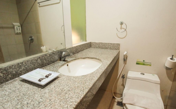 Bathroom di Le Green Suite Tondano