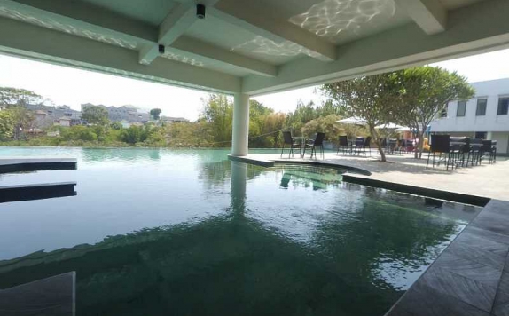 Swimming pool di éL Hotel Malang